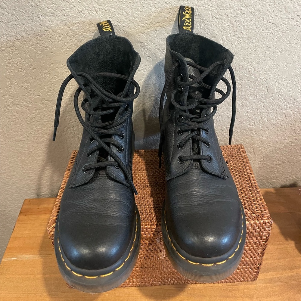 1460 women’s pascal Virginia LEATHER boots. Size US 7, EU 38. Black